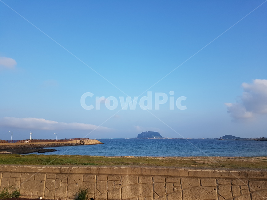 제주도,바다,성산일출봉,해안도로,풍경,하늘,구름,힐링,감성사진,자연,풍경,nature,landscape,outdoors,옥외,land,땅,ocean,대양,sea,water,물,shoreline,해안선