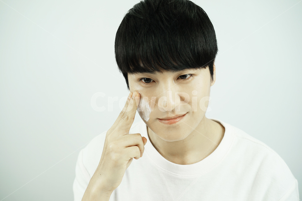 남자,뷰티,스킨케어,피부관리,화장품,로션,beauty,skincare,cosmetic,남성,lotion,그루밍족,사람,인물,인간,human,person,얼굴표정,facial expression,face,남성,남자,man,male,감정표현,기분,feeling,emotion,뷰티,미용,beauty treatment