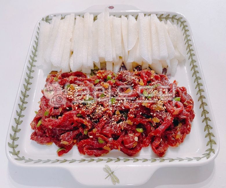 육회,생고기,소고기,소,고기,양념,날음식,배,과일,생과일,음식,요리,접시,식사,식재료,육류,참깨,깨,청양고추,고추,마늘,다진마늘,food,dish,meal,meat,fruit,cook