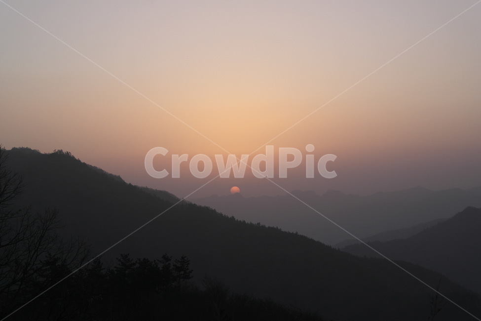 nature,자연,outdoors,옥외,sunset,일몰,sky,하늘,dawn,새벽,붉은하늘,새해,태양,해,산,산정상