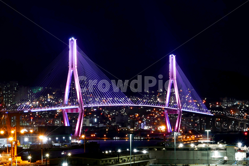 부산항대교,북항대교,사장교,야경,바다야경,부산야경,야간,노을,저녘,해안,바닷가,바다,밤바다,항만,관문,도로,대교,교량,교각,가로등,케이블,탑,시설물,구조물,부두,항구,수송,밤하늘,예쁜,황홀한,아름다운,매력적인,매혹적인,칼라,그라데이션,조명,빛,랜드마크,영도,섬,부산항,부산,매직아워