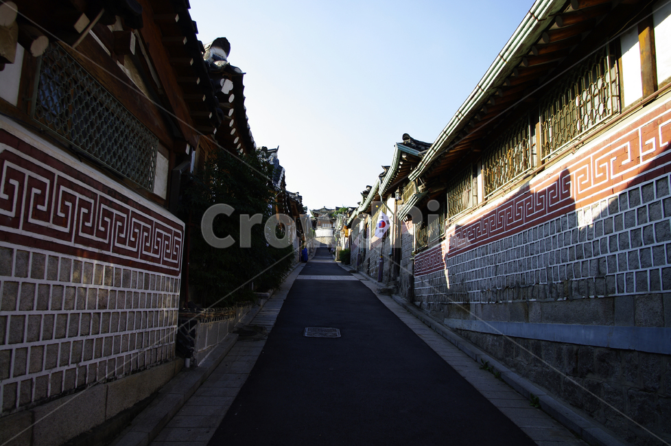 한옥,전통가옥,한국,하늘,지붕,담장,path,통로,walkway,보도,asphalt,아스팔트