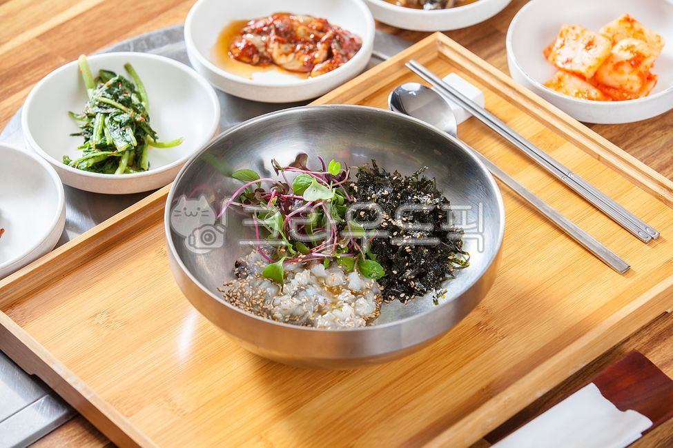 tray,local food,octopus,bibimbap,octopus soup,wooden tray,vegetables,delicious restaurant,bamboo tray,wild octopus,spoon rest,wild octopus bibimbap,healthy food,Korean food,spoon,nutritious food,sprouts,raw octopus,Octopus bibimbap,octopus dishes,seafood,