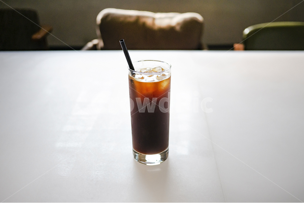 아메리카노,아이스,커피,얼음,카페,여름,음료,시원한,cool,americano,coffee,ice,iced,cafe,롱블랙,longblack,차가운,유리컵,빨대,흰테이블,테이블,커피,카페,coffee,cafe