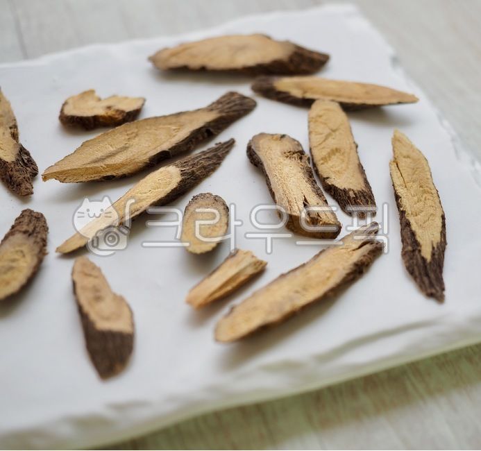 동양의학,한약재료,한약재,약재,뿌리,식물,뿌리식물,음식,배경,건강식품,감기,약,한약,감초,한방약,한방,건조식품,의학,아시아문화,한국문화,orientalmedicine,chinesemedicineingredients,herbalmedicine,medicine,root,plant,food,background,healthfood,cold,about,chinesemedicine,licorice,driedfood,asianculture,koreanculture,갈색,흰색,슬라이스