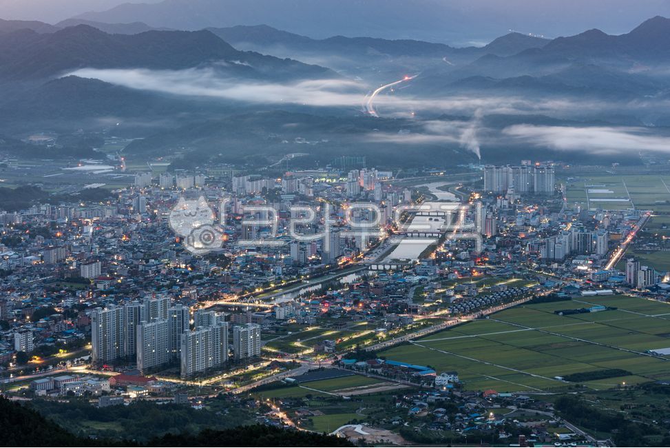 City,provincial city,small city,building,architecture,river,civilization,society,village,countryside,rural area,field,agriculture,fog,sea of clouds,mountain,road,lighting,light,apartment,residential area,residential facility