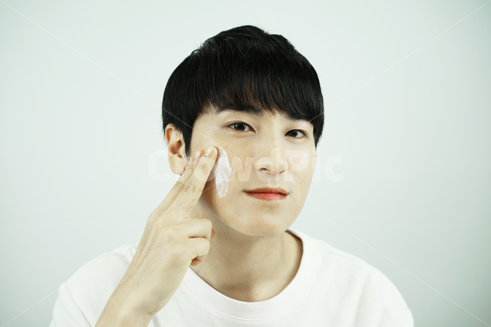 남자,뷰티,스킨케어,피부관리,화장품,로션,beauty,skincare,cosmetic,남성,lotion,그루밍족,사람,인물,인간,human,person,얼굴표정,facial expression,face,남성,남자,man,male,감정표현,기분,feeling,emotion,뷰티,미용,beauty treatment