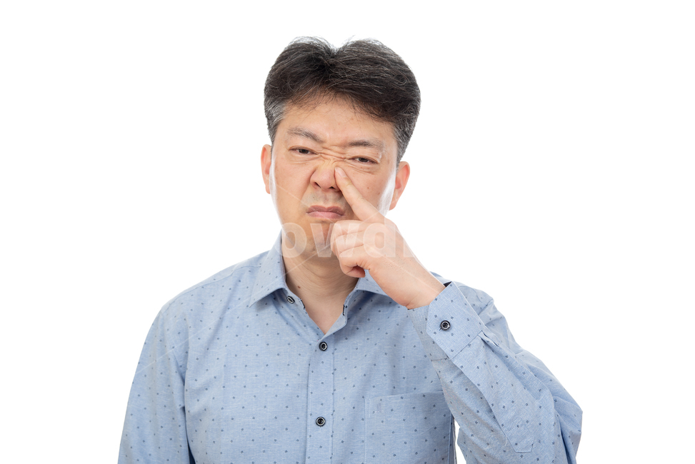 남자,남성,1인,상반신,흰색배경,누끼,하얀색배경,성인남자,아빠,한국인,일본인,중국인,아시아인,중년,40대,50대,하얀배경,중장년,건강,건강관리,의료,보건,질병,알레르기,알러지,감기,아픈,표정,컨디션,인물,고통,통증,컨디션나쁨,코막힘,비염,콧물,기침,재채기,감염,전염병,에티켓,꽃가루,집먼지,미세먼지,독감,환절기,사람,인물,인간,human,person,얼굴표정,facial expression,face,남성,남자,man,male,감정표현,기분,feeling,emotion,의료,의학,병원,medical,hospital,clinic,누끼,remove background