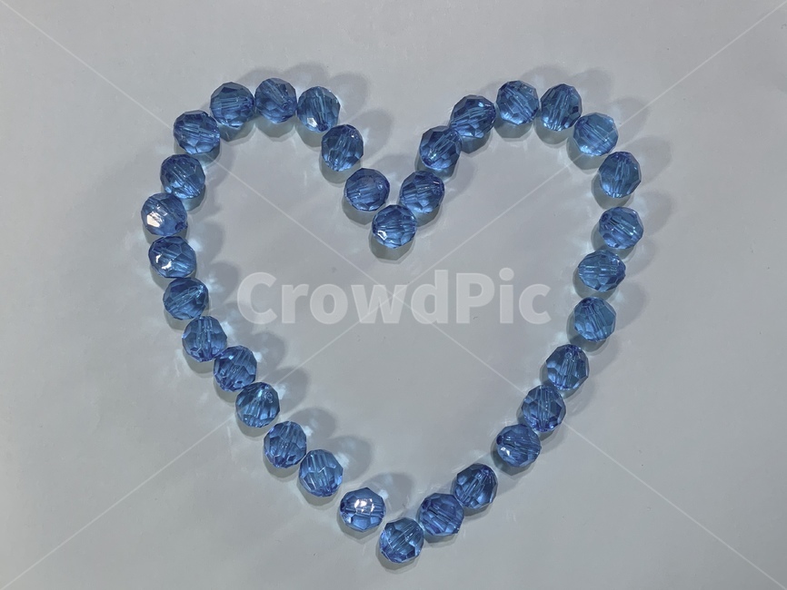 accessories,부속품,accessory,부속물,bead,구슬,jewelry,보석류,팔찌,bracelet,미술,만들기,수업,교육,교구,재료,하트,heart,art,배경,배경이미지,백그라운드,바탕,바탕이미지,background,concept,object,blue