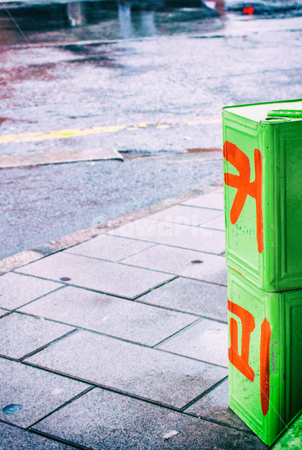 간판,커피,글귀,도시,정물,coffee,right,sign,도심,urban,city,비오는날,rainy,통,bucket,감성,sensible,feeling,색깔,색상,색채,색감,color sense,color sensitivity,feeling of color