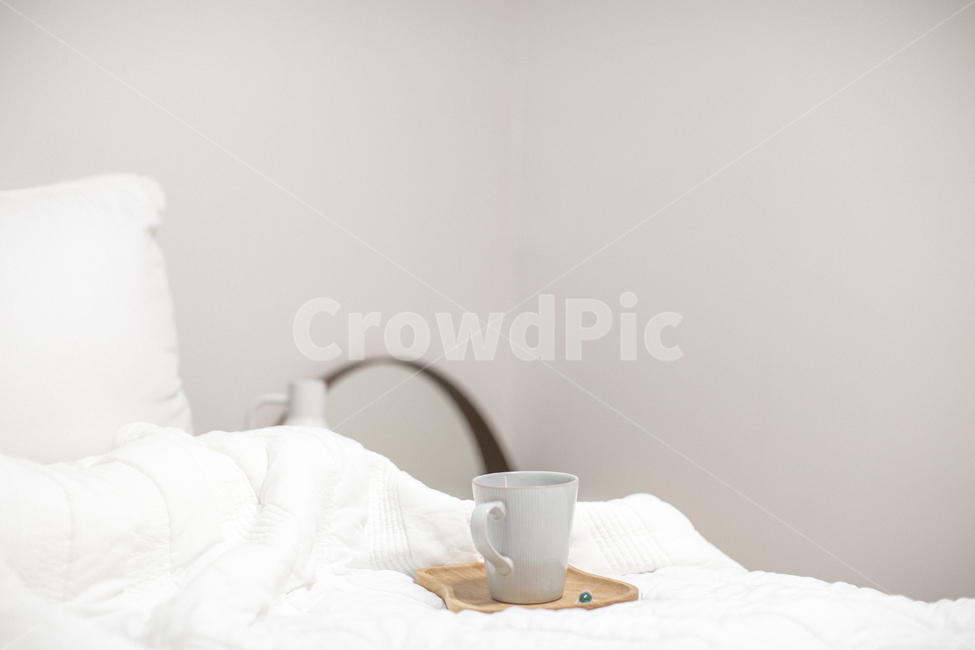 휴식,병,약,아픔,환자,침대,집,안방,침실,이불,컵,가구,furniture,bedroom,room,medicine,bed,takearest,relaxation,patient