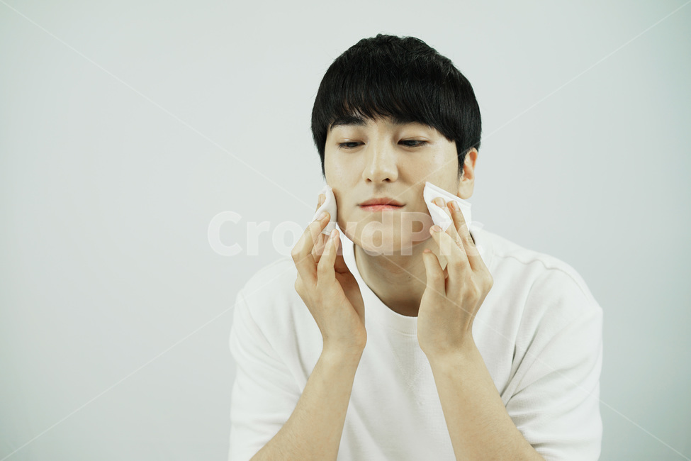 남자,뷰티,스킨케어,피부관리,화장품,로션,beauty,skincare,cosmetic,남성,lotion,그루밍족,사람,인물,인간,human,person,남성,남자,man,male,뷰티,미용,beauty treatment