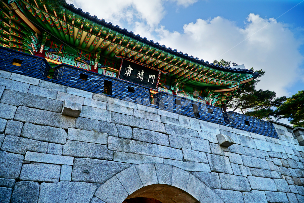 숙정문,한양도성,성문,성곽,한국,한국전통,문화재,유적,유적지,korea,서울,seoul,culturalassets,culturaltreasure,culturalproperties,성벽,캐슬,castle,한옥,전통,기와,가을,풍경,10월,autumn,fall,landscape,october,숙청문,하늘,구름,sky,heaven,cloud,자연,nature,나무,식물,건축,전통건물,건물,목조,목조건물,한국문화,전통문화,한국적인,단청,한국전통,한국문화,korean traditional,korean culture,건축물,건물외관,exterior,building,structure,architecture,construction