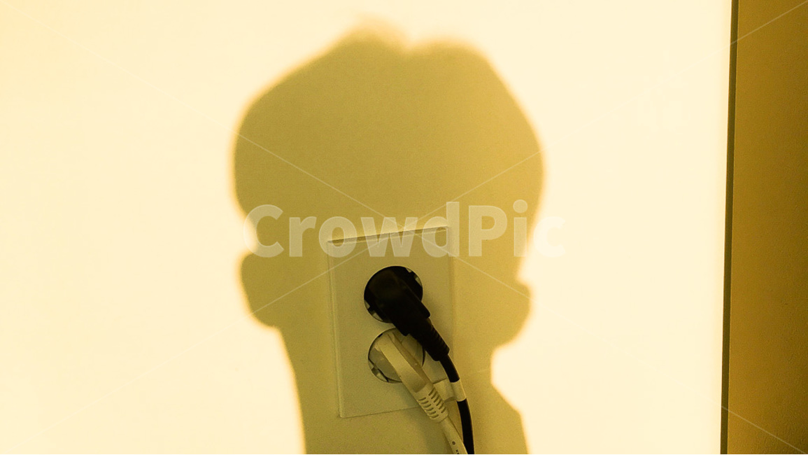 그림자,충전,콘센트,따뜻함,일상,인물실루엣,사람실루엣,character silhouette,human silhouette,에너지산업,energy industry,adapter,개 작자, 번안 자, 제작자