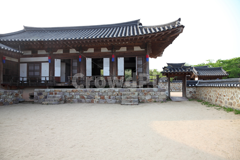 한옥,기와집,마당,전통,한국,한국전통,민속,한옥마을,민속촌,양반집,양반,집,주택,배경,백그라운드,바닥,바닥배경,땅,풍경,건축,건축물,전통건축,전통건축물,고풍스런,오래된,문화,가옥,전통가옥,문,계단,청사초롱,한옥집,한국전통,한국문화,korean traditional,korean culture,건축물,건물외관,exterior,building,structure,architecture,construction