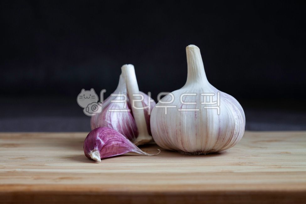 마늘,식재료,육쪽마늘,햇마늘,깐마늘,갈릭,통마늘,식자재,푸드,음식,양념,식품,한국음식,먹거리,농산물,향신료,허브,야채,배경,백그라운드,건강식품,채소,저장식품,김장양념,재료,트레이,나무도마,빈티지,plant,식물,garlic,음식,식재료,요리,food,cook,meal,dishes,food reserves