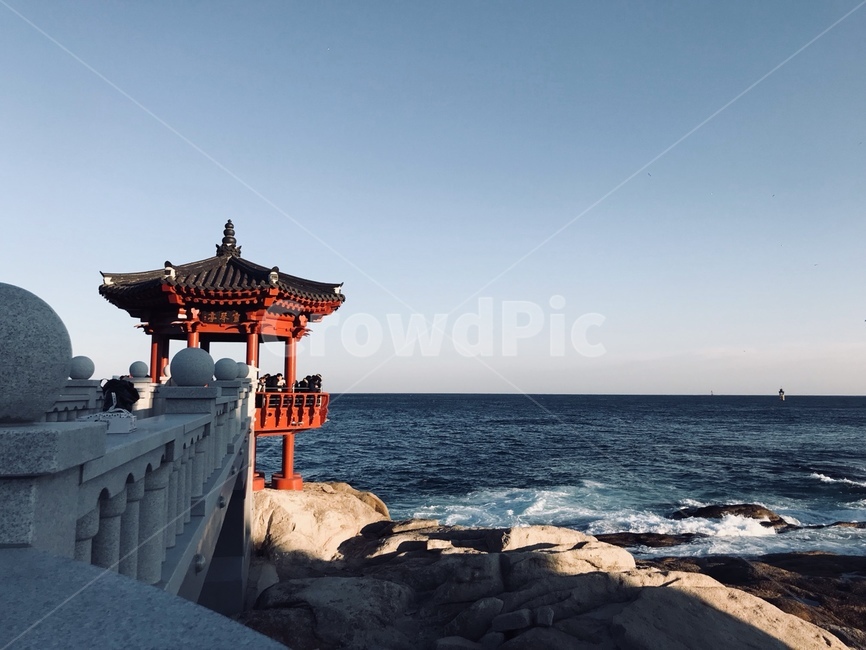겨울,바다,하늘,파도,풍경,속초,영금정,겨울바다,winter,sea,sky,한국전통,한국문화,korean traditional,korean culture,사람들,대중,군중,other people,crowd,건축물,건물외관,exterior,building,structure,architecture,construction