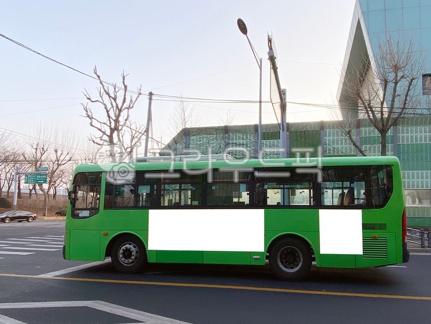 버스,버스광고,목업,목업이미지,광고,광고판,차량광고,시내버스광고,부착광고,옥외광고,판넬,비즈니스,상업광고판,도시배경,사인보드,상업광고,커머셜,비어있는,프레임,광고디자인,빈공간,배경,바탕,백그라운드,사각형광고판,차량,교통수단,bus,busadvertisement,mockup,mockupimage,billboard,vehicleadvertisement,citybusadvertisement,advertisement,outdooradvertisement,panel,business,commercialbillboard,citybackground,signboard,commercialadvertisement,commercial,free,frame,advertisingdesign,emptyspace,background