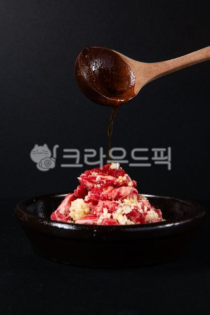 소불고기,소스,클로즈업,간장소스,마늘,불고기,생고기,접시,국자,육수,음식,식사,메뉴,양념