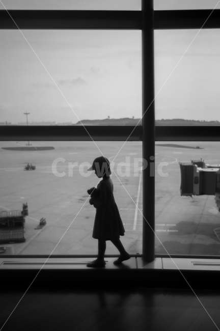 공항,아이,인형,여행,시선,실루엣,외로움,조용함,airport,kids,children,travel,shilloutte,lonely,calm,사람,인물,인간,human,person,어린이,어린아이,child,children,kid,인물실루엣,사람실루엣,character silhouette,human silhouette,흑백,모노톤,monochrome,black and white,교통,교통수단,traffic,transportation,apparel,의복,clothing,의류