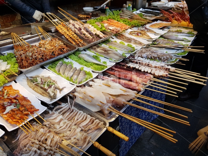시장,먹자골목,꼬치,꼬치구이,여러가지,음식,해산물,먹다,맛있는,market,Skewer,Grilledskewers,Classification,food,seafood,eat,delicious,중국,청도,china,qingdao,시장,마트,마켓,market,mart,market place,음식,식재료,요리,food,cook,meal,dishes,food reserves