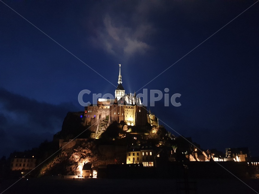 몽생미셸,야간,montsaintmichel,프랑스,성,야경,밤,풍경,nightscape,night,landscape,랜드마크,landmark,tourist attraction,해외,외국,세계,foreign,oversea,world,세계랜드마크,해외랜드마크,외국랜드마크,world landmark,world tourist attraction,steeple,뾰족한 탑,spire,첨탑,architecture,건축물,building,건물,tower,탑