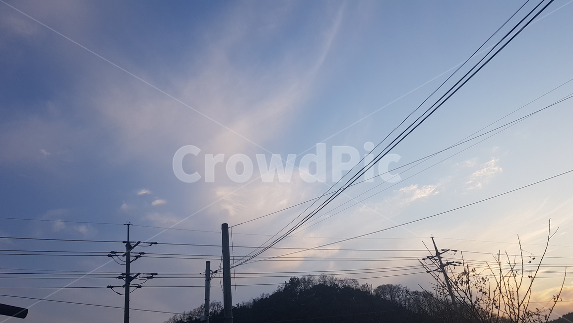 구름,하늘,파란하늘,하얀구름,뭉게구름,특이한구름,sky,bluesky,cloud,cable,케이블,powerlines,전력선,송전탑,electrictransmissiontower,명주실구름,전봇대