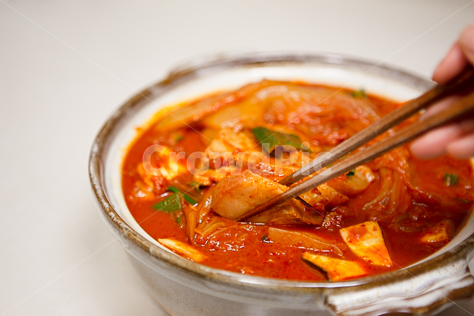 묵은지,김치찜,냄비,손가락,손,젓가락,오브젝트,식당,식품,식료품,한식,신선한,싱싱한,육류,생고기,고기,야채,채소,반찬,돼지,돼지고기,찜,돼지김치찜,김치,문화,food,음식,dish,요리,meal,식사