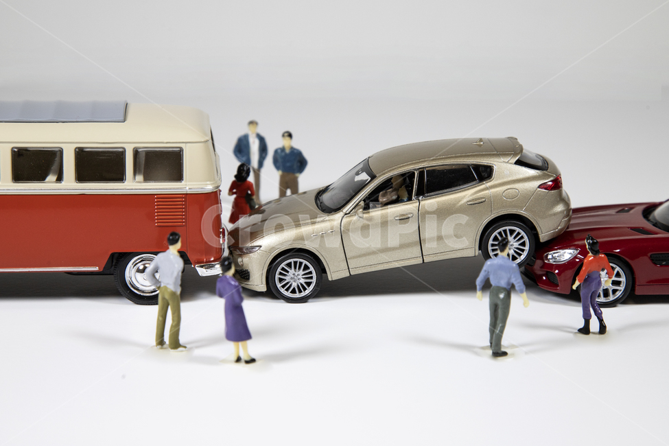 장난감,비즈니스맨,미니어처,남자,정물,비즈니스,어른,정장,승용차,휠,타이어,컨셉,흰배경,자동차사고,사고,자동차,교통,생활,모형,교통사고,자동차사고,접촉사고,부딛침,망가짐,다침,부상,사망,파손,안전,보험,부서짐,충돌,3중,추돌,교통,교통수단,traffic,transportation,연출,컨셉,콘셉,direction,concept