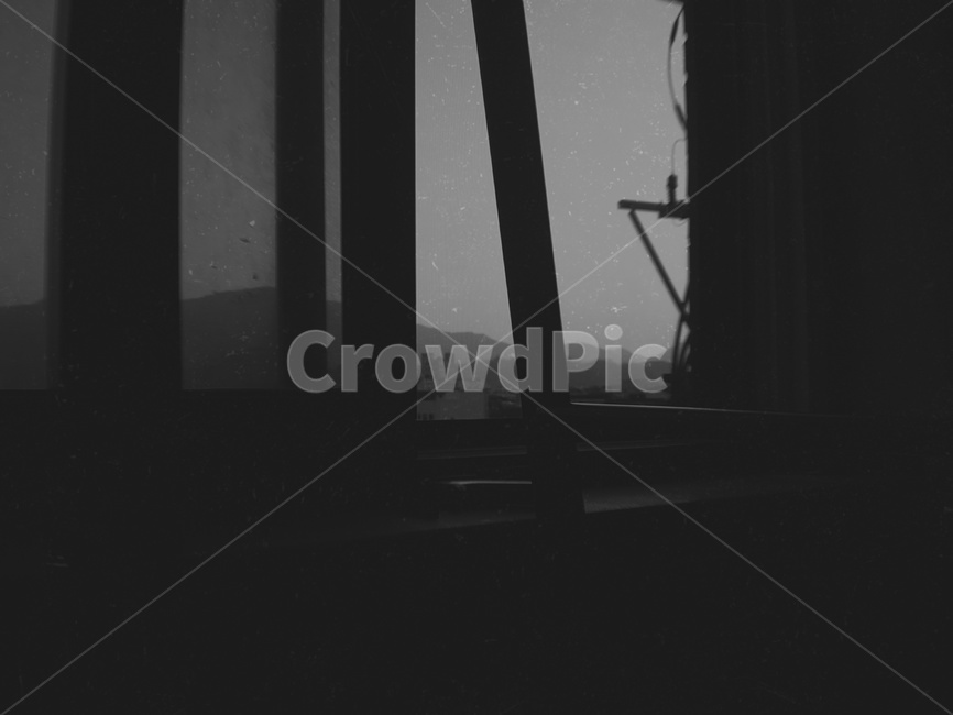 창문,탈출구,빛,희망,외로움,흑백,모노톤,monochrome,black and white