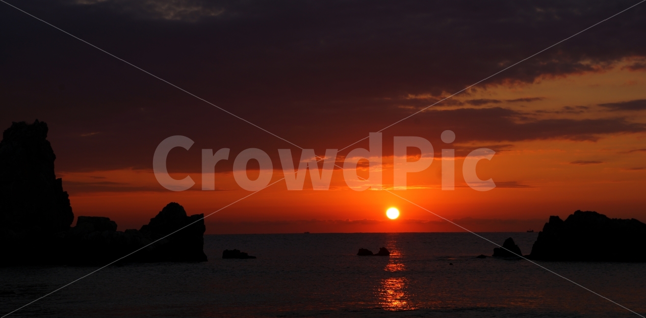 강원도,추암,일출,태양,웅장함,자연,풍경,nature,landscape,한국자연풍경,한국자연경관,korea nature landscape,outdoors,옥외,dusk,황혼,dawn,새벽,red sky,붉은 하늘,sky,하늘,sunset,일몰