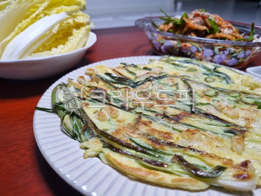 flour food,cabbage,rawoysterdish,glass plate,Tongyeong raw oyster dish,watercelery,flourfood,leekpancake,Korean pancake,vegetablepancake,Raw radish vegetables,driedoysters,chive pancake,pancake,oysterdish,koreafood,seafoodpancake,dish,sesame,tongyeongrawo