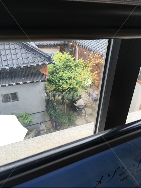 카페,커피,차,전통가옥,한옥,뜰,여유,휴식,담소,대화,차경,풍경,창문밖,cafe,coffee,tea,traditionalhouse,yard,rest,conversation,scenery