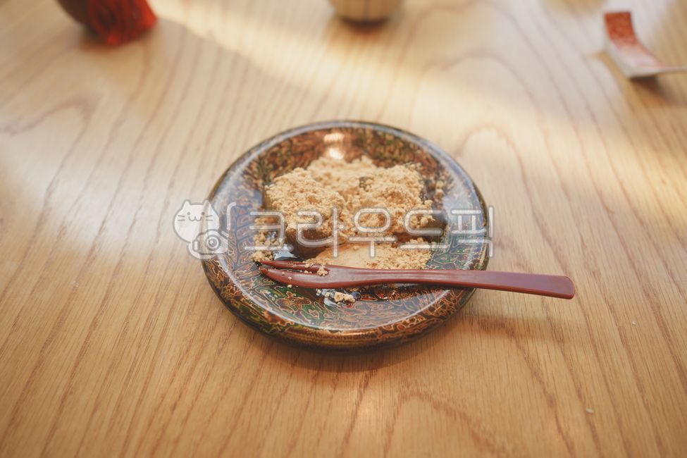 디저트,와라비모찌,모찌,떡,콩가루,포크,접식,나무식탁,질감,외식,회식