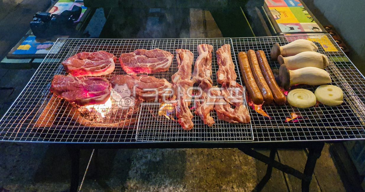불판,철판,바베큐,돼지고기,목살,삼겹살,소지지,버섯,pork,고기,음식,식사,요리,food,dish