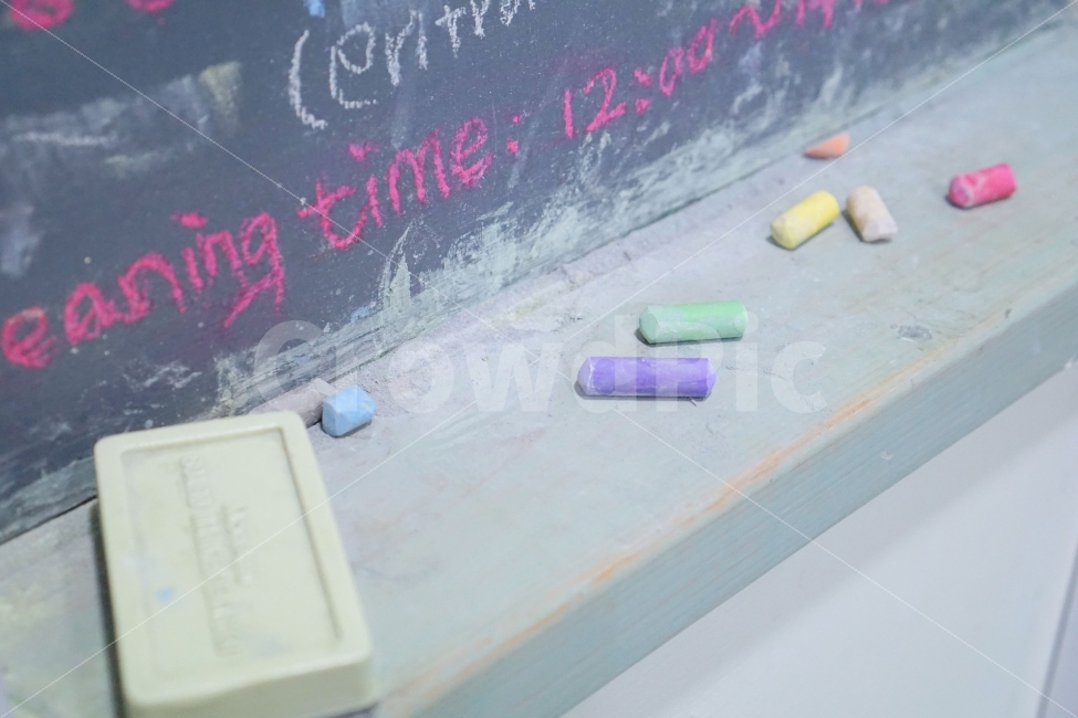 분필,칠판,추억,알록달록,몽땅분필,배경화면,바탕화면,coloredchalk,blackboard,chalkboard,wallpaper,감성,sensible,feeling,사물,물건,오브젝트,thing,object,matter,연출,컨셉,콘셉,direction,concept