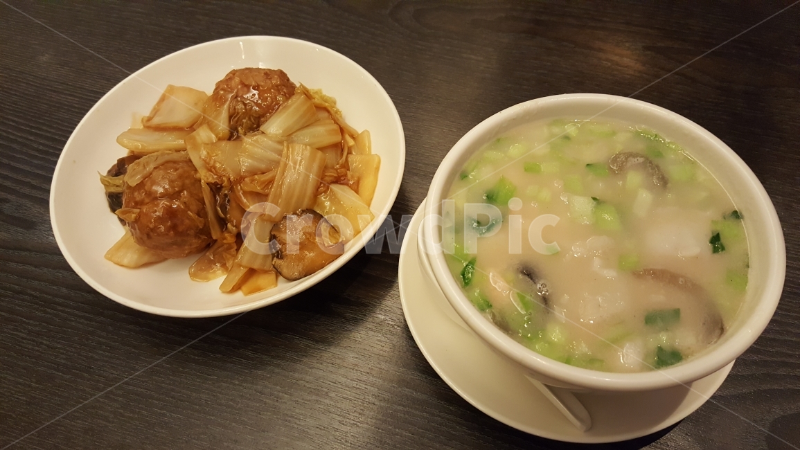광동요리,죽,완자,야채죽,버섯죽,요리,중식,김치,김치완자,레스토랑,식기,화이트식기,맛있는음식,버섯,rice,porridge,stew,chinesefood,meatball,whitedishes,음식,식재료,요리,food,cook,meal,dishes,food reserves,중식,중국음식,중화요리,chinese food,chinese dishes,chinese meal,chinese cook