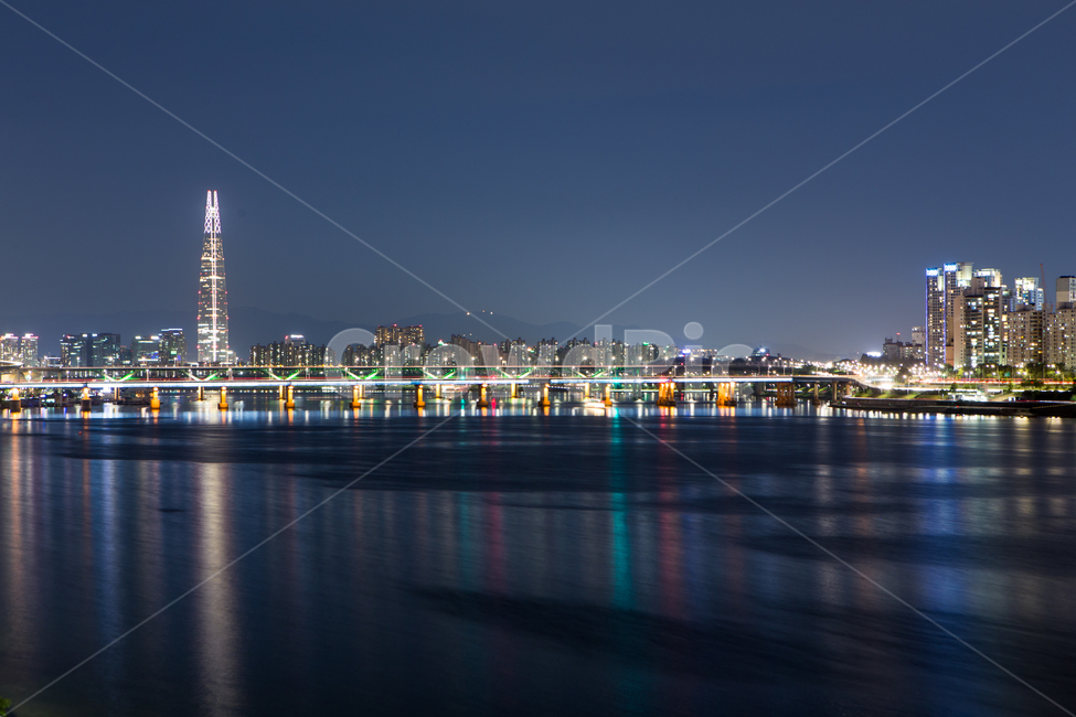 water,물,waterfront,워터프론트,dock,독,port,pier,교각,배경,건물,도시,야경,건축,건축물,다리,교량,한강,한강대교,대교,불빛,반영,강,하천,강변,도로,한강다리,강물,콘크리트,교통,통로,연결,빌딩,아파트,한강공원,어둠,롯데타워,한강변,강변로,야경,밤,풍경,nightscape,night,landscape,도시,city,한국도시풍경,한국도시경관,korea cityscape