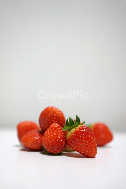 딸기,strawberry,과일,음식,겨울철과일,빨강,레드,red,베리,음식,식재료,요리,food,cook,meal,dishes,food reserves,과일,열매,fruit