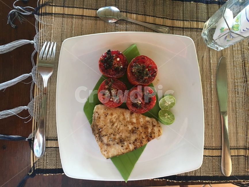음식,토마토,레스토랑,요리,식사,해외,food,dish,meal,포크,나이프,색감,튀김,연어,연어튀김,감성,음식,식재료,요리,food,cook,meal,dishes,food reserves
