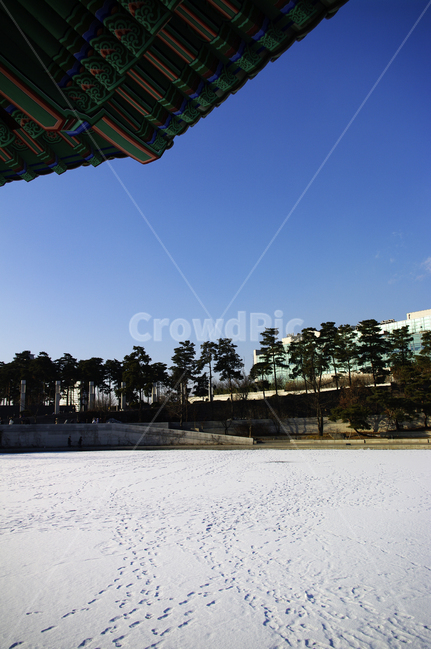 겨울,winter,풍경,설경,눈,정자,전통건축,연못,하늘,단청,겨울,계절,winter,season,자연,풍경,nature,landscape,building,건물