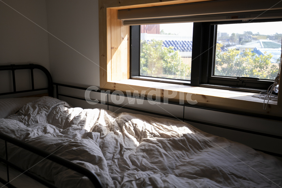 아침,햇살,침대,창문,침실,침구,이불,빛,휴식,인테리어,실내디자인,furniture,가구,room,방,bed,bedroom,indoors