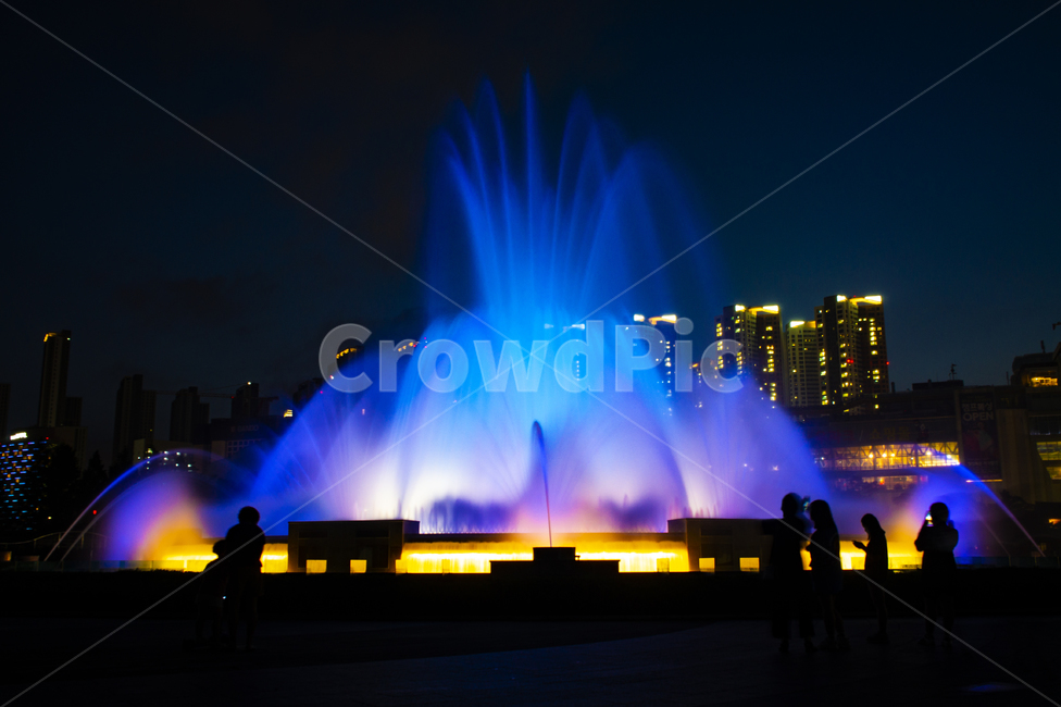 일산,호수공원,일산호수공원,park,분수,분수대,야경,노래하는분수대,빛,light,한국도시,도시,한국도시경관,사람들,푸른빛,건물,nightview,nightscape