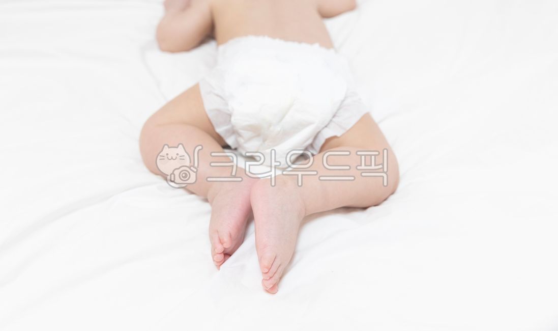 신생아,아기,아가,갓난아기,사랑스러운,육아,귀여운,작은,자그마한,흰,흰색,배경,백그라운드,화이트,소중한,순수,순수한,신체,신체부위,모습,여백,공백,인물,사람,힐링,기저귀,diaper,하체,다리,발,아기발,허리,팔,몸,엉덩이,흰천,천,페브릭