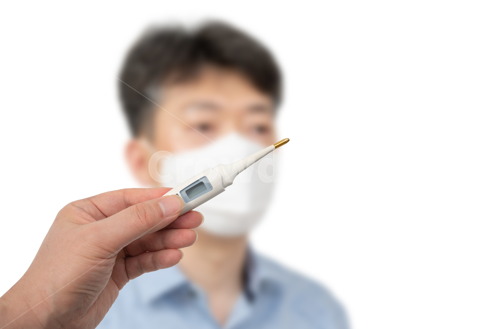 coronavirus,covid19,코로나바이러스,코로나19,보건,의료,예방,전염병,바이러스,보호,감염,코로나,covid19,독감,신종플루,감염병,차단,전염,건강,위생,건강관리,의학,방어,안전,남자,남성,손,온도계,체온계,체온,열,열병,고열,감기,발열,기구,마스크,자가검진,몸살,1명,한국인,중국인,일본인,아시아인,4050세,카피스페이스,건강,헬스웨어,헬스케어,healthware,health care,의료,의학,병원,medical,hospital,clinic
