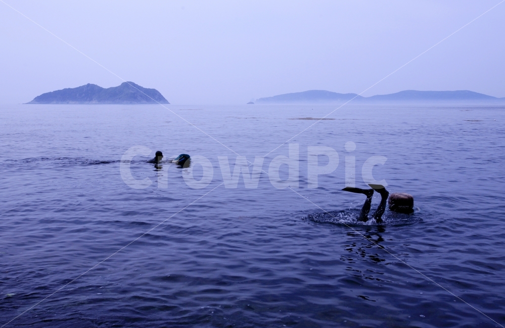 해녀,물질,제주도,바다,잠수,고달품,숨비소리,가난,섬,자맥질,호흡,그리움,고향,자연,풍경,nature,landscape,제주도,jeju,jeju island,한국전통,한국문화,korean traditional,korean culture,사람,인물,인간,human,person,여성,여자,woman,female,lady,outdoors,옥외