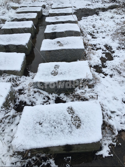 outdoors,옥외,징검다리,개울,눈,발자국,냇가징검다리,눈발자국,겨울,계절,winter,season