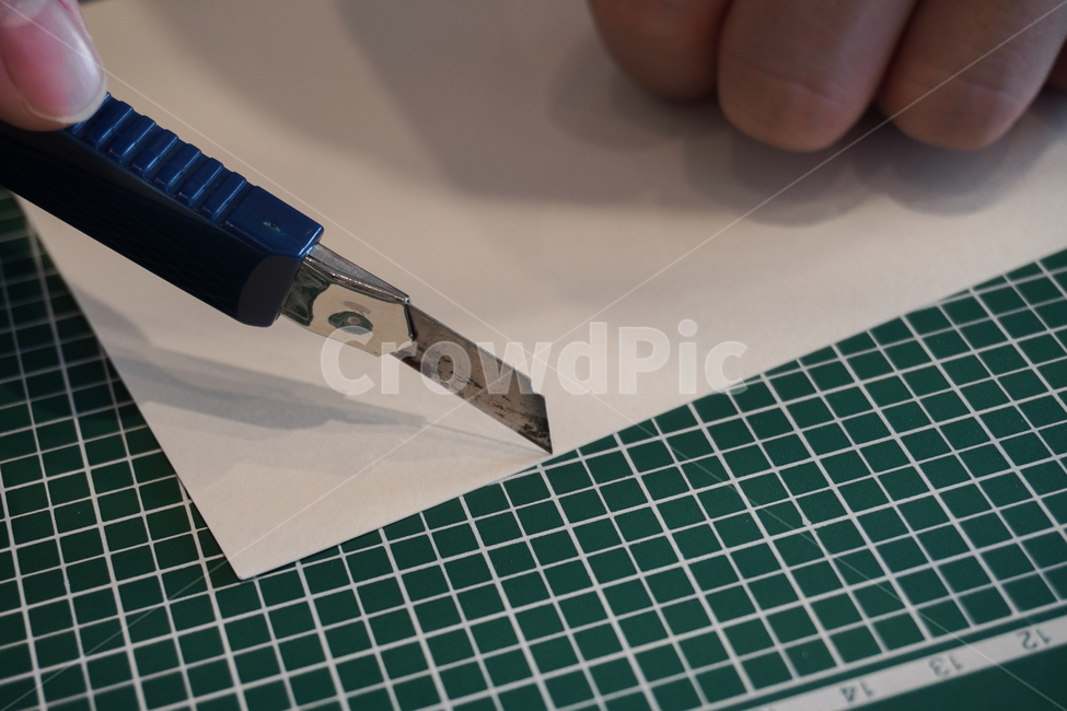 human,인간,person,사람,cutting,칼질,칼,자르다,손,종이,커팅매트,cuttingmat,paper,cutter,커터