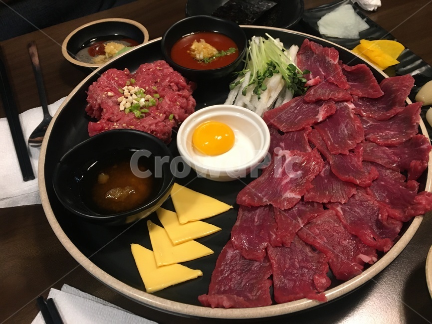 음식,식사,food,요리,육회,육사시미,달걀,치즈,안주