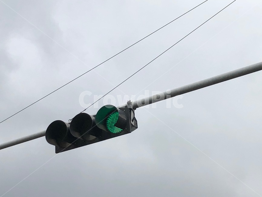 신호등,초록불,하늘,우중충한,파란불,빛,light,sky,green,교통,교통수단,traffic,transportation
